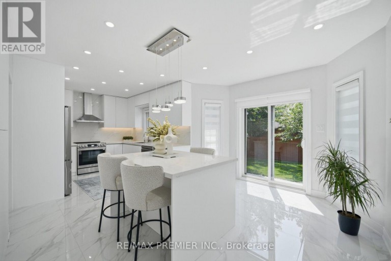 95 HUDSON DRIVE, Vaughan (Maple), Ontario, L6A1X4