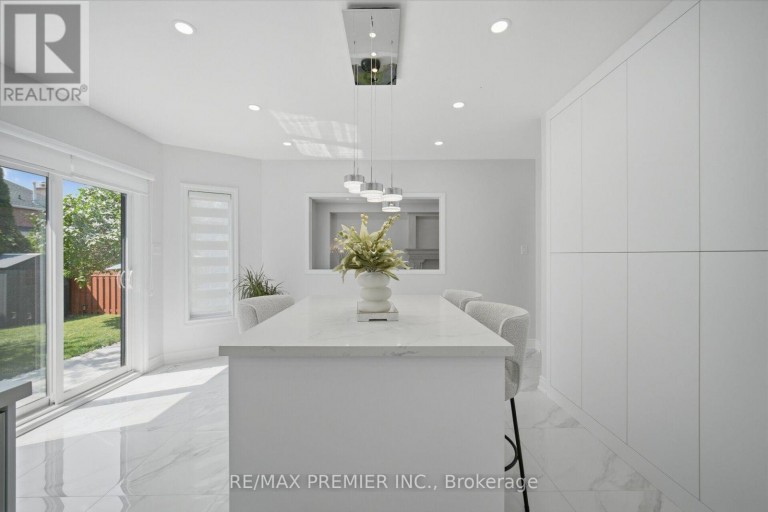 95 HUDSON DRIVE, Vaughan (Maple), Ontario, L6A1X4