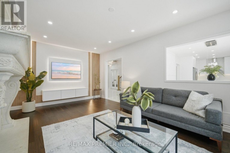95 HUDSON DRIVE, Vaughan (Maple), Ontario, L6A1X4