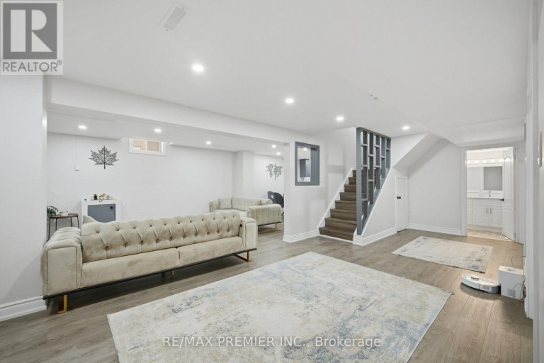 95 HUDSON DRIVE, Vaughan (Maple), Ontario, L6A1X4