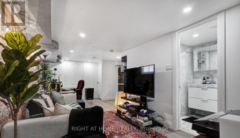 LOWER - 35 CHRYESSA AVENUE, Toronto (Rockcliffe-Smythe), Ontario, M6N4T4