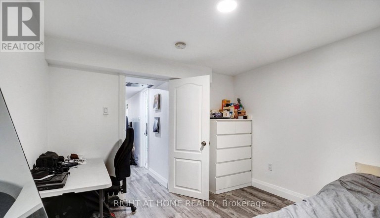 LOWER - 35 CHRYESSA AVENUE, Toronto (Rockcliffe-Smythe), Ontario, M6N4T4
