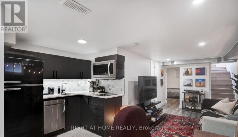 LOWER - 35 CHRYESSA AVENUE, Toronto (Rockcliffe-Smythe), Ontario, M6N4T4