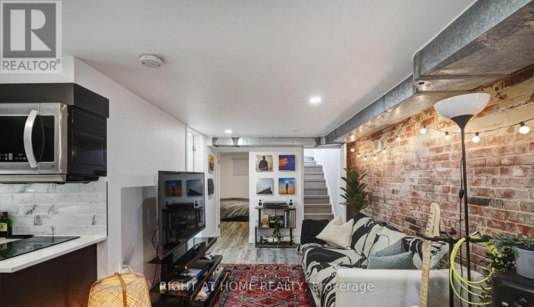 LOWER - 35 CHRYESSA AVENUE, Toronto (Rockcliffe-Smythe), Ontario, M6N4T4