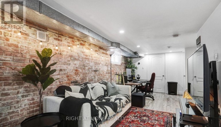 LOWER - 35 CHRYESSA AVENUE, Toronto (Rockcliffe-Smythe), Ontario, M6N4T4