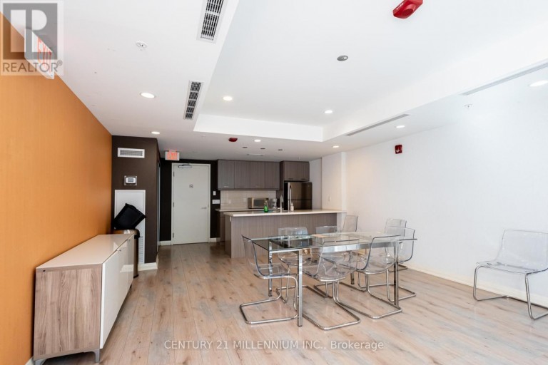 821 - 15 JAMES FINLAY WAY, Toronto (Downsview-Roding-CFB), Ontario, M3M0B3