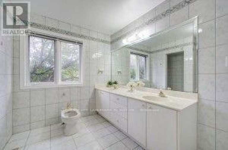 182 FINCH AVENUE E, Toronto (Newtonbrook East), Ontario, M2N4R9
