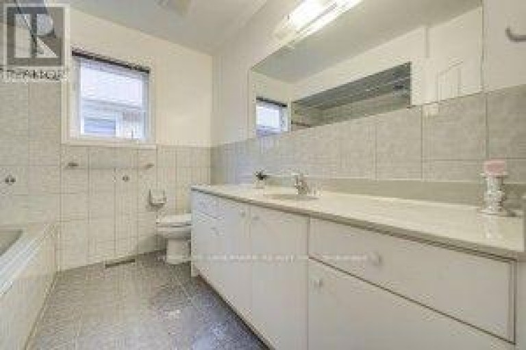 182 FINCH AVENUE E, Toronto (Newtonbrook East), Ontario, M2N4R9