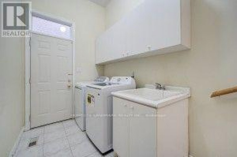 182 FINCH AVENUE E, Toronto (Newtonbrook East), Ontario, M2N4R9