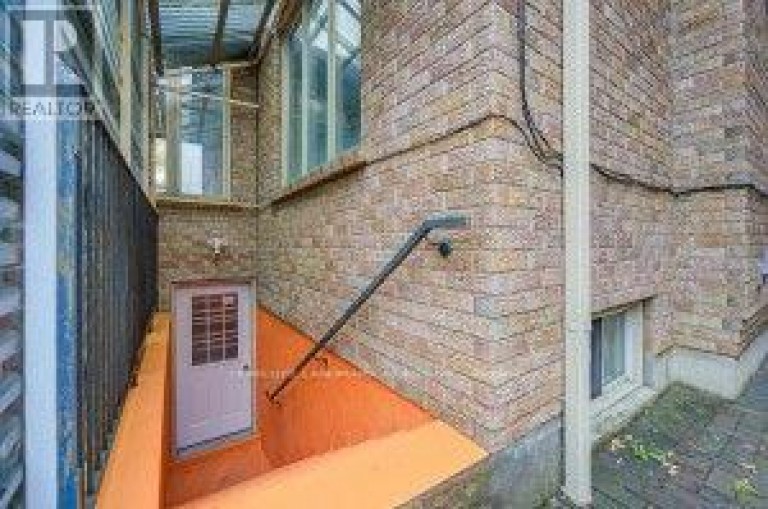 182 FINCH AVENUE E, Toronto (Newtonbrook East), Ontario, M2N4R9