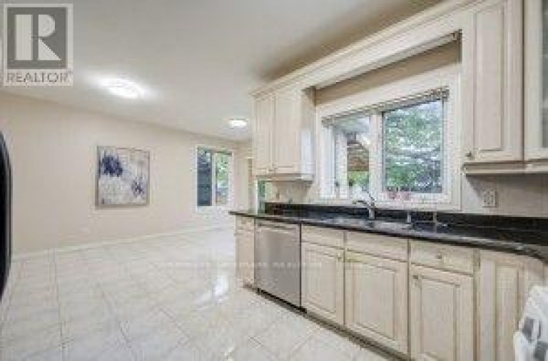 182 FINCH AVENUE E, Toronto (Newtonbrook East), Ontario, M2N4R9
