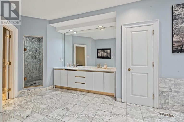 28 RENAISSANCE COURT W, Vaughan (Beverley Glen), Ontario, L4J7W4