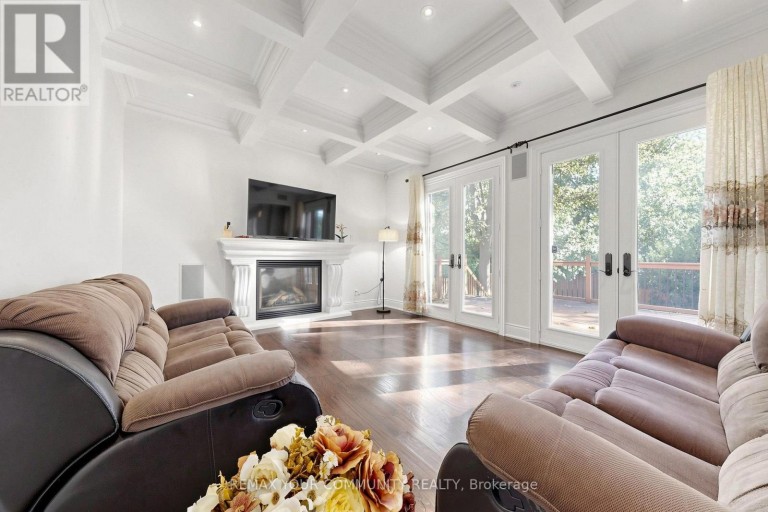 39 MOORE PARK AVENUE, Toronto (Newtonbrook West), Ontario, M2M1M8