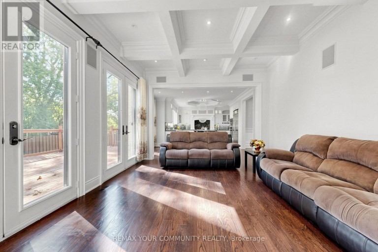 39 MOORE PARK AVENUE, Toronto (Newtonbrook West), Ontario, M2M1M8