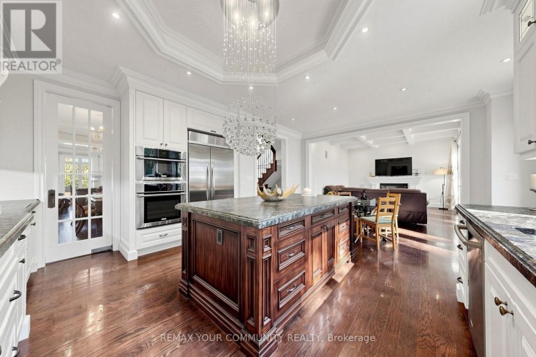 39 MOORE PARK AVENUE, Toronto (Newtonbrook West), Ontario, M2M1M8