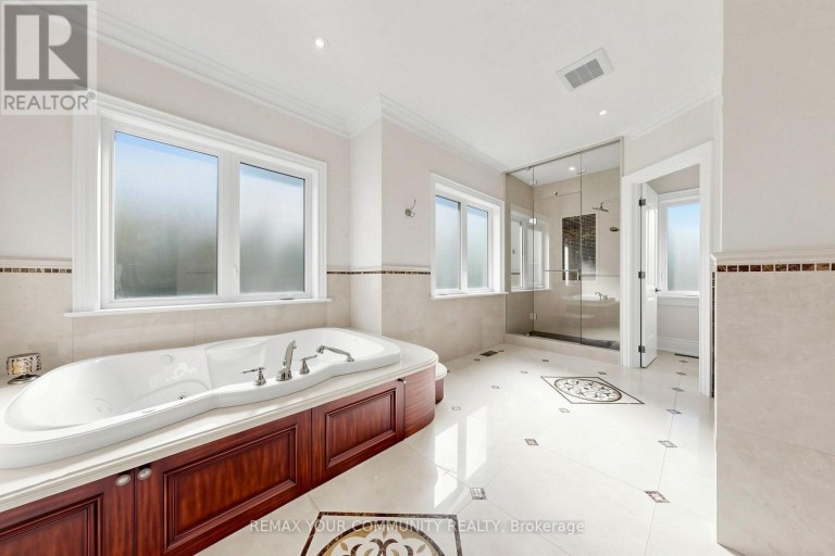 39 MOORE PARK AVENUE, Toronto (Newtonbrook West), Ontario, M2M1M8