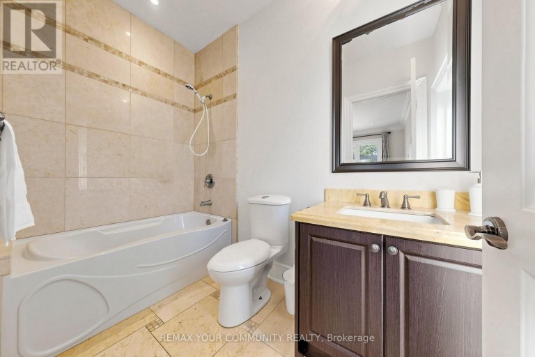 39 MOORE PARK AVENUE, Toronto (Newtonbrook West), Ontario, M2M1M8