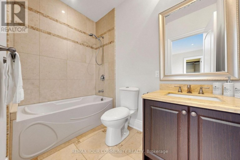 39 MOORE PARK AVENUE, Toronto (Newtonbrook West), Ontario, M2M1M8