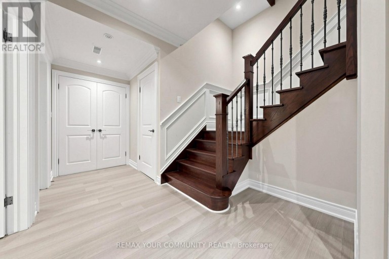 39 MOORE PARK AVENUE, Toronto (Newtonbrook West), Ontario, M2M1M8