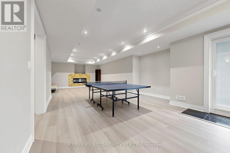 39 MOORE PARK AVENUE, Toronto (Newtonbrook West), Ontario, M2M1M8