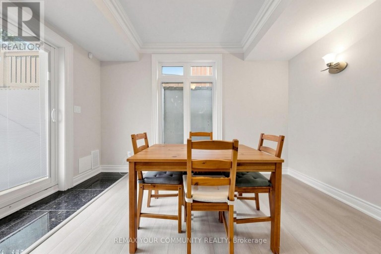 39 MOORE PARK AVENUE, Toronto (Newtonbrook West), Ontario, M2M1M8