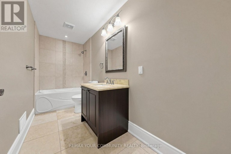 39 MOORE PARK AVENUE, Toronto (Newtonbrook West), Ontario, M2M1M8