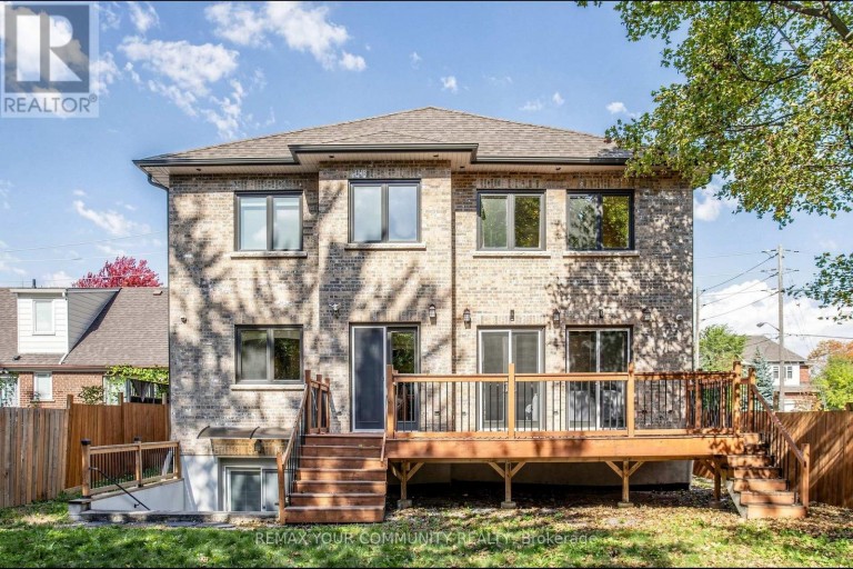 39 MOORE PARK AVENUE, Toronto (Newtonbrook West), Ontario, M2M1M8