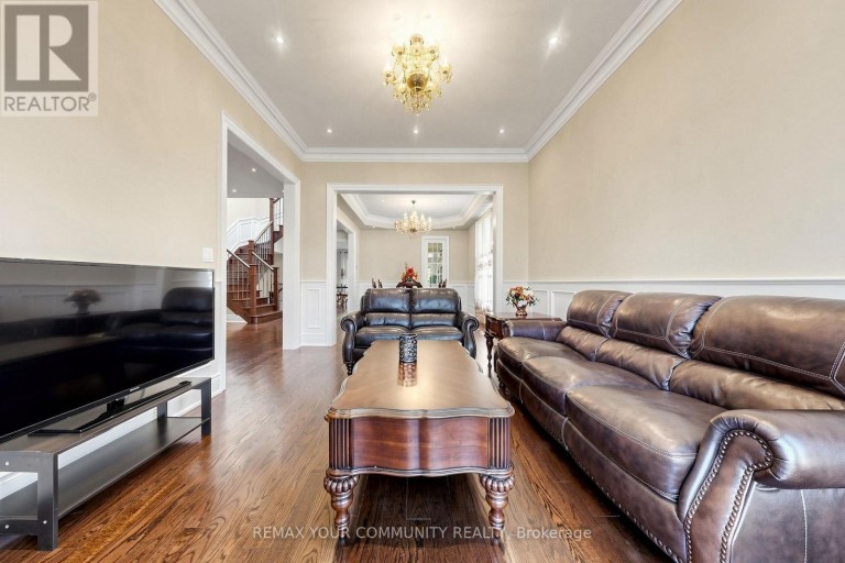 39 MOORE PARK AVENUE, Toronto (Newtonbrook West), Ontario, M2M1M8
