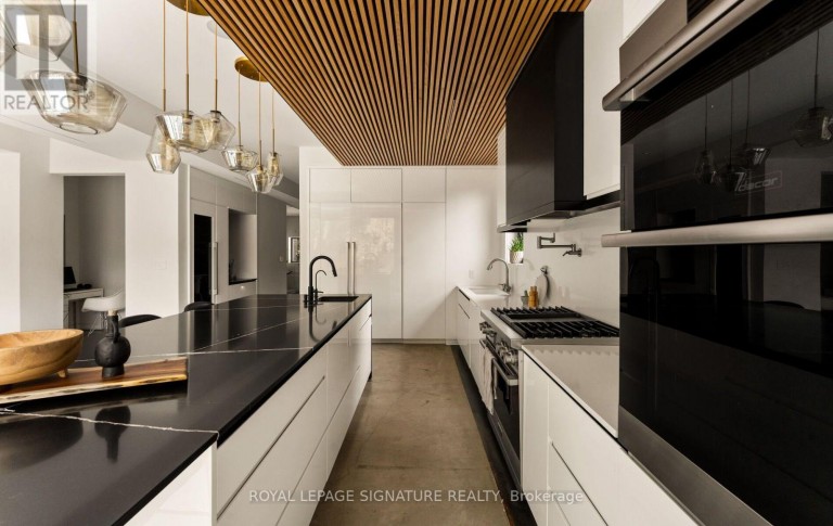 25 EAGLE ROAD, Toronto (Stonegate-Queensway), Ontario, M8Z4H4