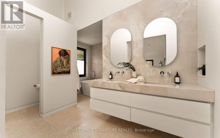 25 EAGLE ROAD, Toronto (Stonegate-Queensway), Ontario, M8Z4H4