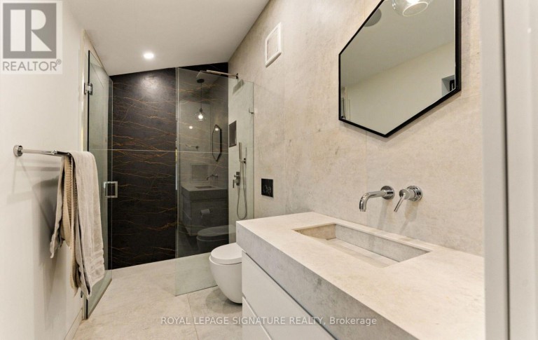 25 EAGLE ROAD, Toronto (Stonegate-Queensway), Ontario, M8Z4H4