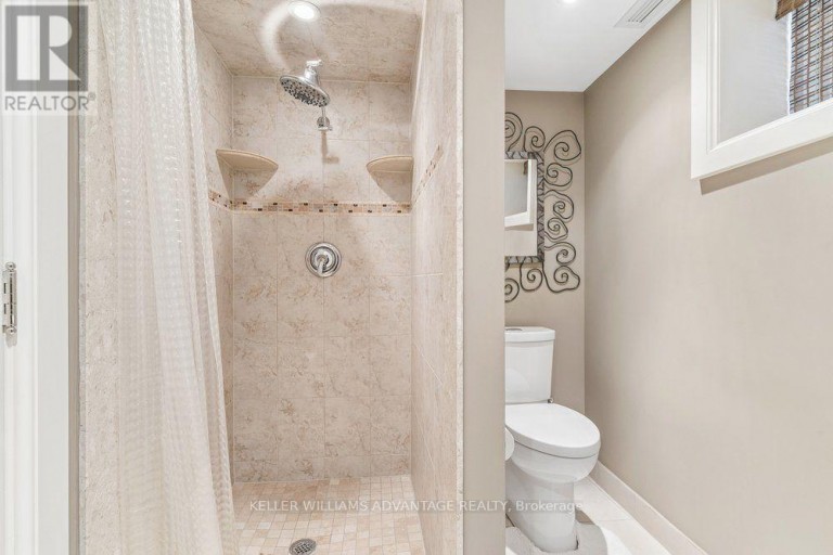 8 WILGAR ROAD, Toronto (Kingsway South), Ontario, M8X1J4