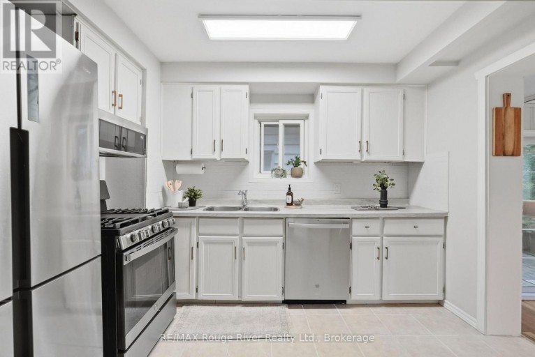 313 LUPIN DRIVE, Whitby (Downtown Whitby), Ontario, L1N1Y5