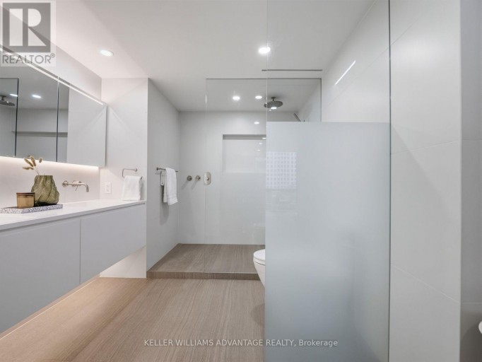 1002 - 1166 BAY STREET, Toronto (Bay Street Corridor), Ontario, M5S2X8