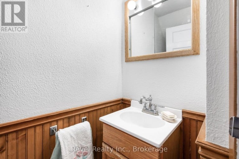 27 FRANCIS STREET, Kawartha Lakes (Lindsay), Ontario, K9V3R8