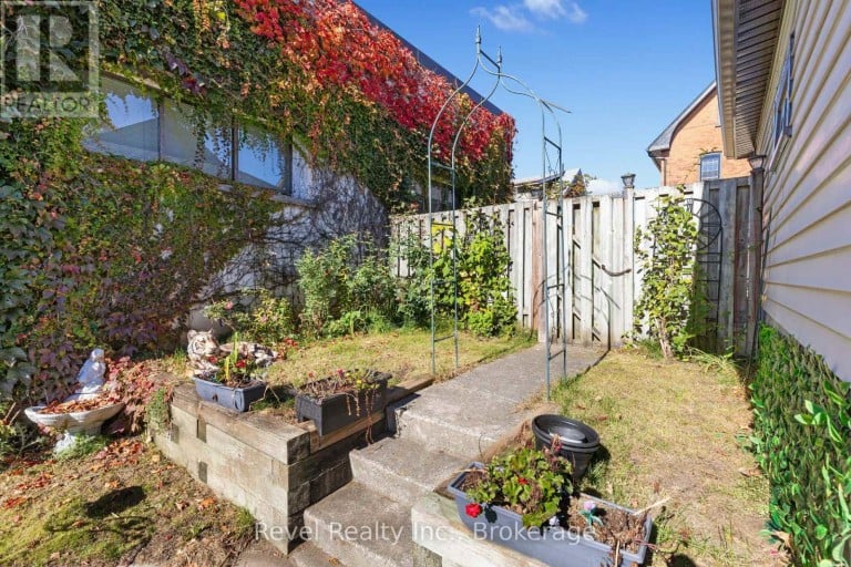 27 FRANCIS STREET, Kawartha Lakes (Lindsay), Ontario, K9V3R8