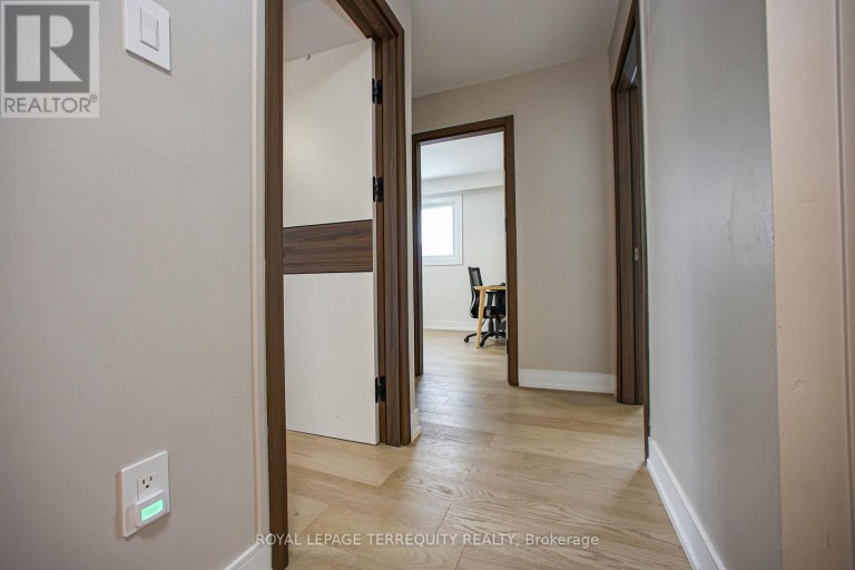 UPPER - 66 MOORE PARK AVENUE, Toronto (Newtonbrook West), Ontario, M2M1M9