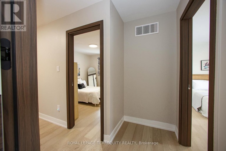 UPPER - 66 MOORE PARK AVENUE, Toronto (Newtonbrook West), Ontario, M2M1M9