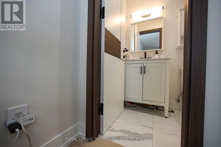 UPPER - 66 MOORE PARK AVENUE, Toronto (Newtonbrook West), Ontario, M2M1M9