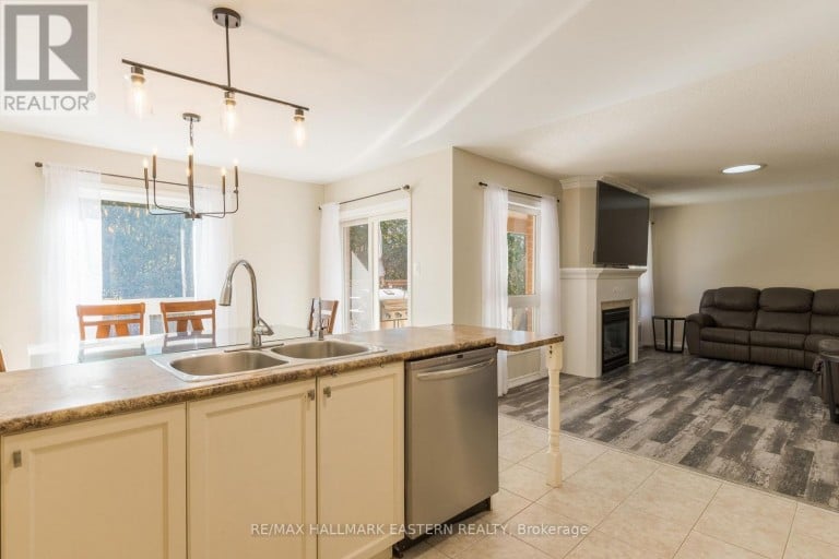 10 SPRINGBANK ROAD, Kawartha Lakes (Omemee), Ontario, K0L2W0