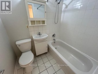 B - 88 UXBRIDGE AVENUE Toronto (Weston-Pellam Park) Ontario photo 6