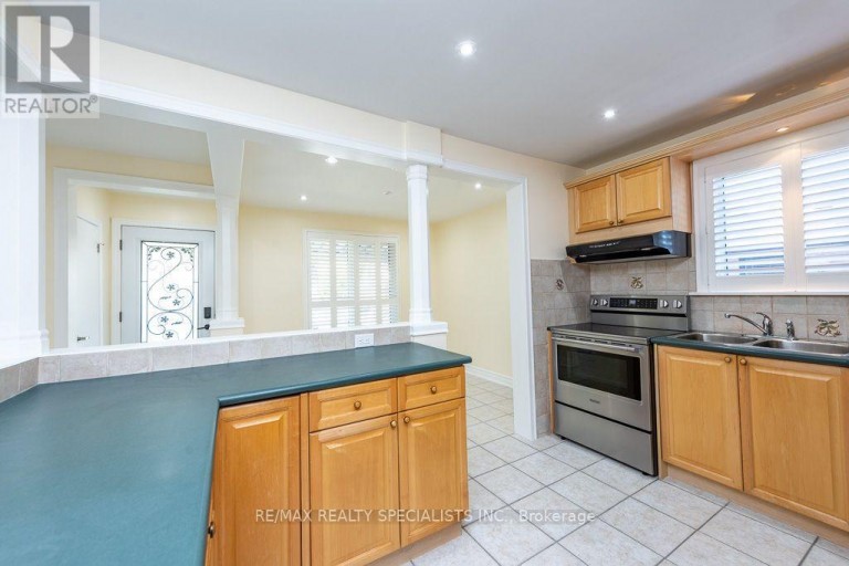MAIN - 79 CLEARBROOKE CIRCLE, Toronto (Rexdale-Kipling), Ontario, M9W2E6