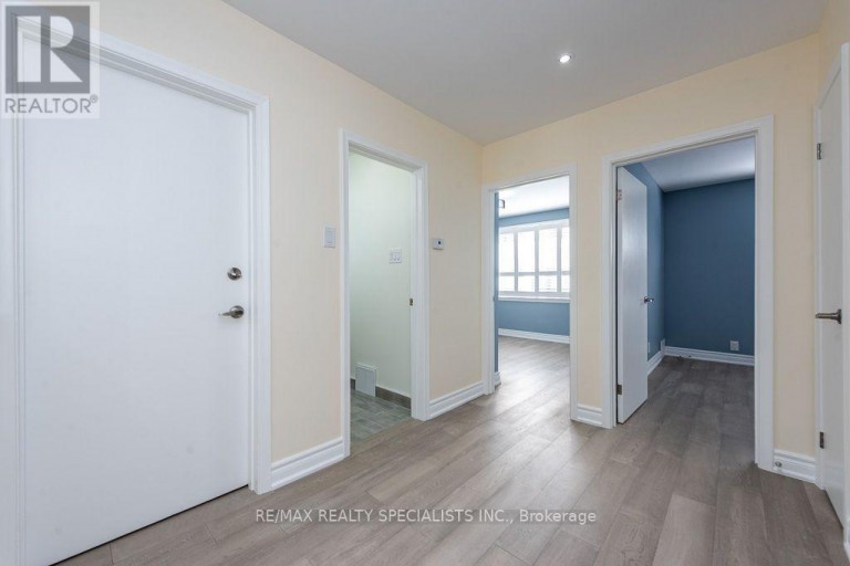 MAIN - 79 CLEARBROOKE CIRCLE, Toronto (Rexdale-Kipling), Ontario, M9W2E6