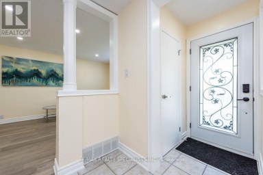 MAIN - 79 CLEARBROOKE CIRCLE Toronto (Rexdale-Kipling) Ontario photo 4
