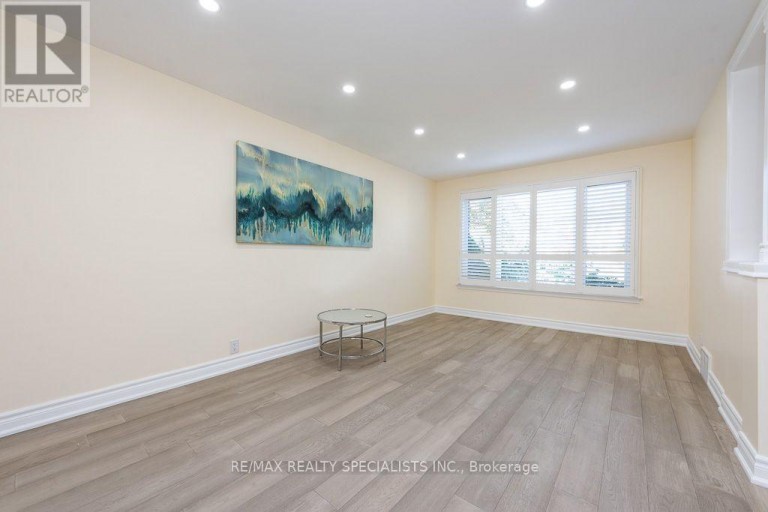 MAIN - 79 CLEARBROOKE CIRCLE, Toronto (Rexdale-Kipling), Ontario, M9W2E6