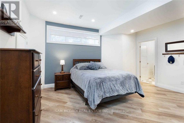 2064 ALMIRA COURT, Mississauga (Sheridan), Ontario, L5H4A5