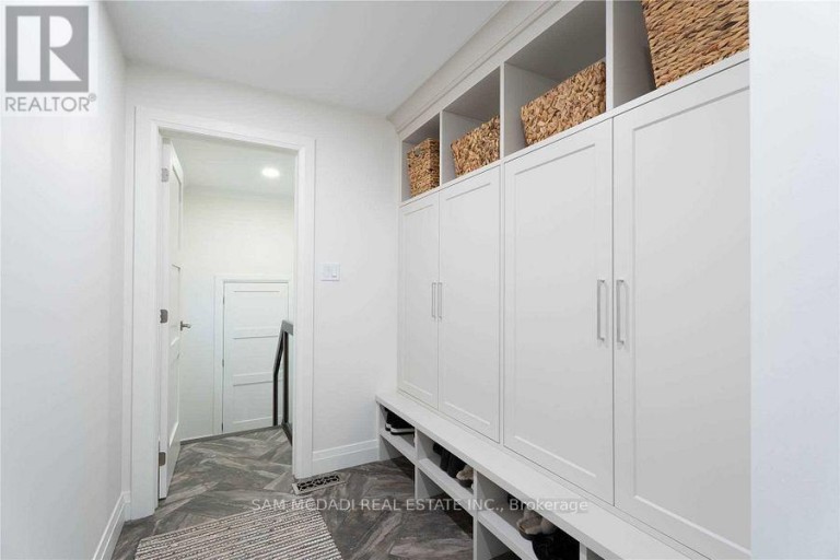 2064 ALMIRA COURT, Mississauga (Sheridan), Ontario, L5H4A5