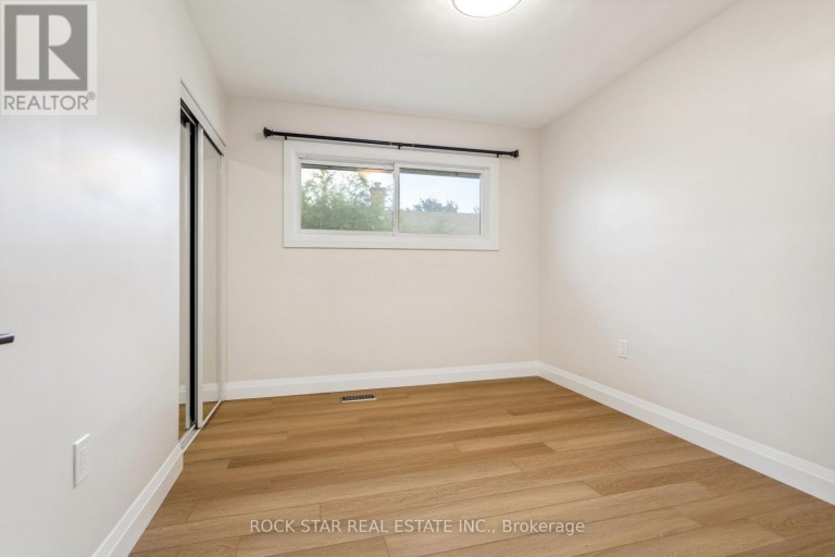 MAIN - 121 TOBY CRESCENT, Hamilton (Huntington), Ontario, L8T2N9
