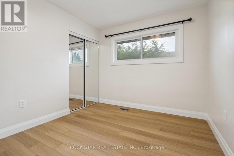 MAIN - 121 TOBY CRESCENT, Hamilton (Huntington), Ontario, L8T2N9