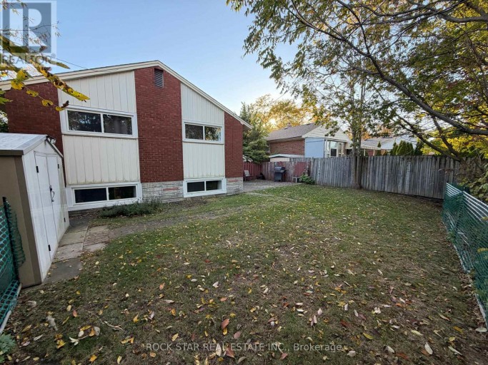 MAIN - 121 TOBY CRESCENT, Hamilton (Huntington), Ontario, L8T2N9